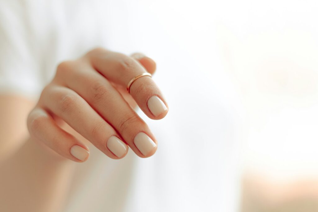 Mleczny manicure i delikatny pierścionek