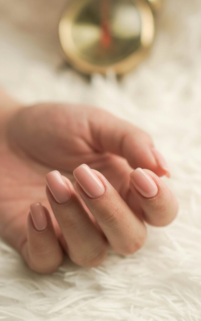 Manicure hybrydowy w kolorze nude