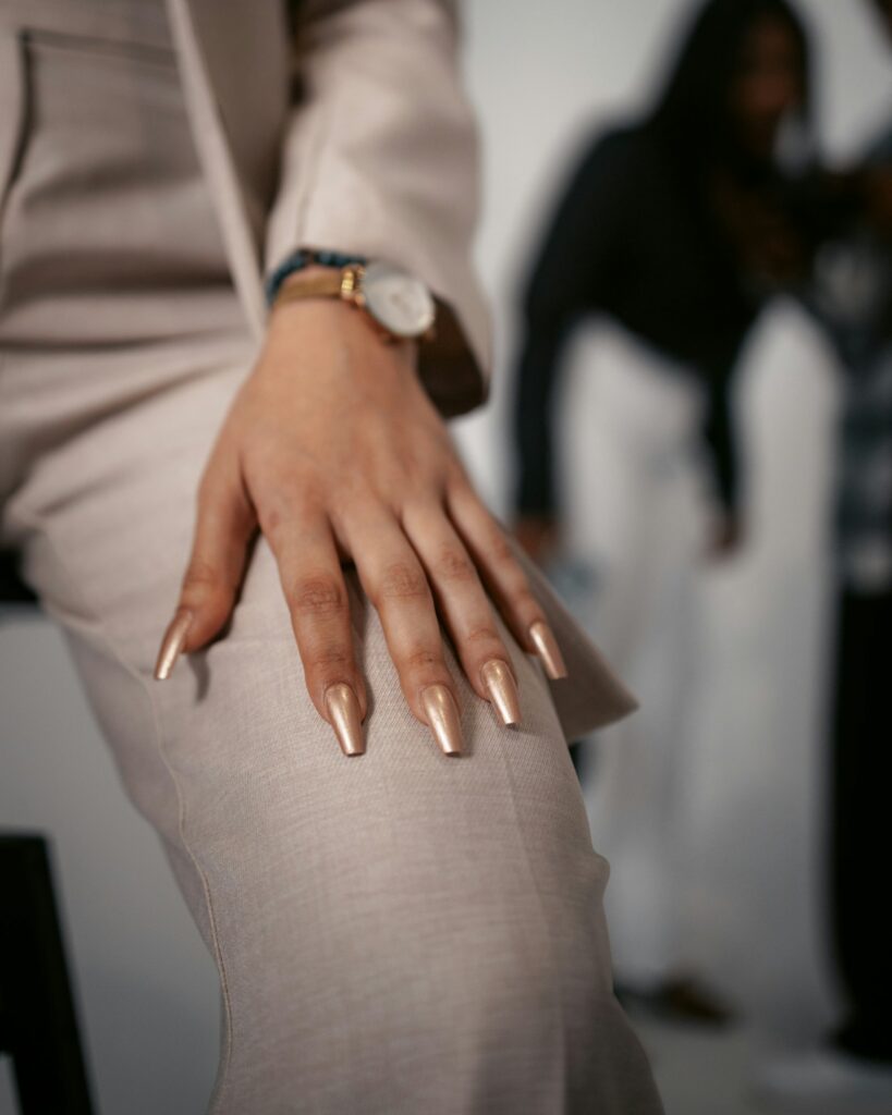 Zbliżenie na długie paznokcie w kolorze nude